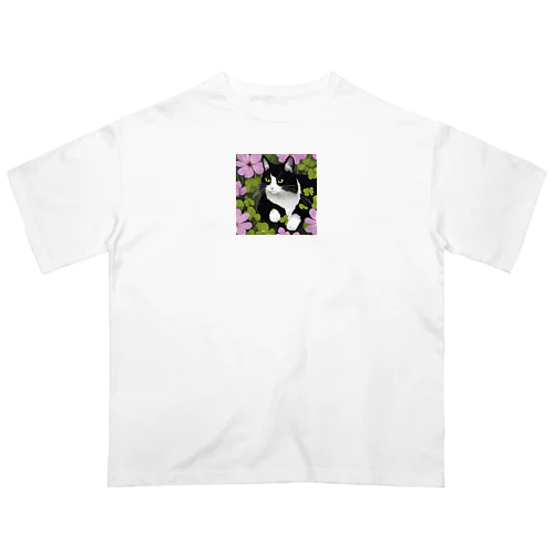 ハチワレ白黒猫とオキザリス Oversized T-Shirt