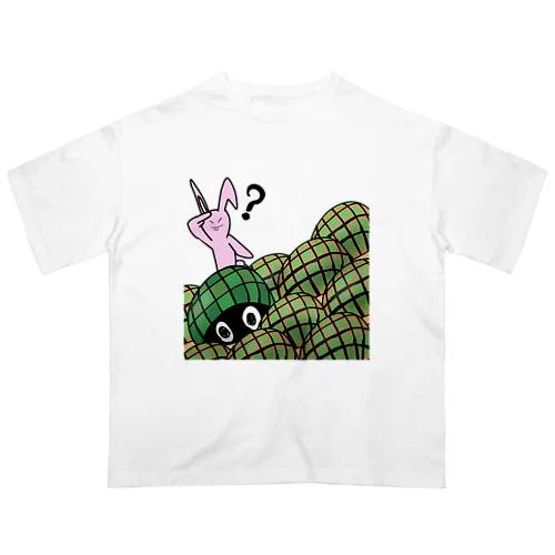 ウサギとカメ かくれんぼ対決 Oversized T-Shirt