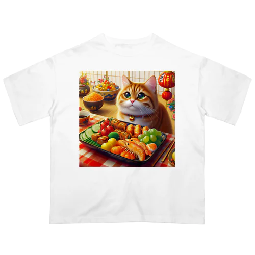 おせち料理を楽しみにしている猫 オーバーサイズTシャツ