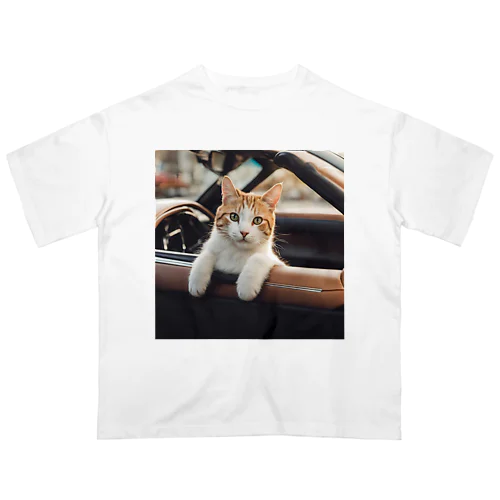 車から外を見ている猫 オーバーサイズTシャツ