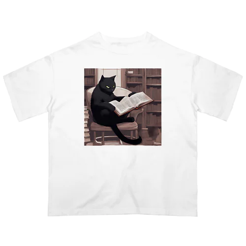 本を読む黒猫 Oversized T-Shirt