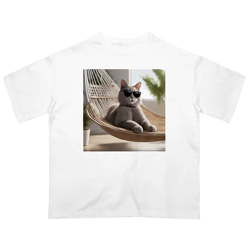 サングラスをかけている猫がハンモックでくつろいでいる。 オーバーサイズTシャツ