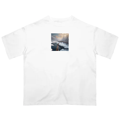 雪が積もった線路と静かな池の風景 Oversized T-Shirt