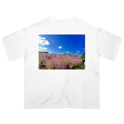 コスモス畑が広がる風景が絶景 Oversized T-Shirt