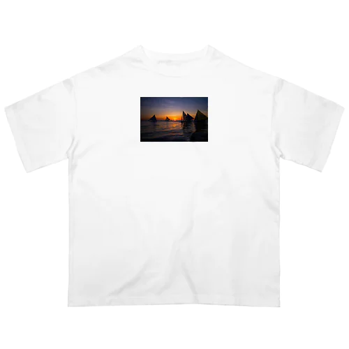 フィリピンボラカイ島夕陽ヨット海 オーバーサイズTシャツ