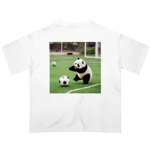 サッカーをするパンダ Oversized T-Shirt