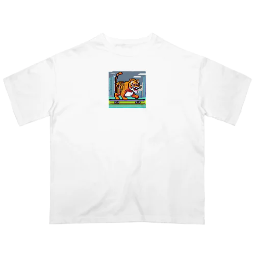 スケートボードに乗っているトラ Oversized T-Shirt