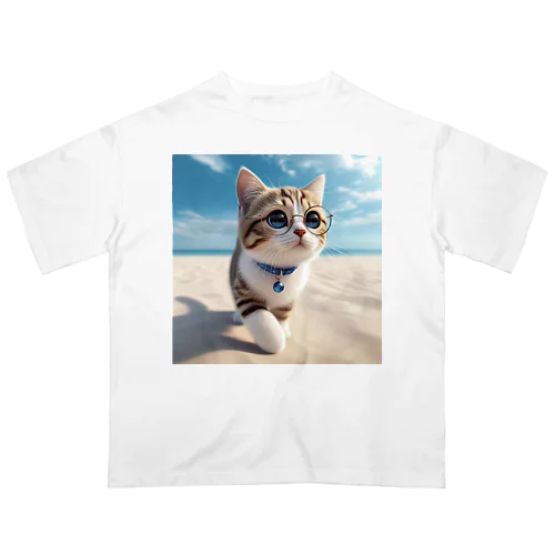 南国の海辺を歩く勇ましさに胸キュン猫 オーバーサイズTシャツ