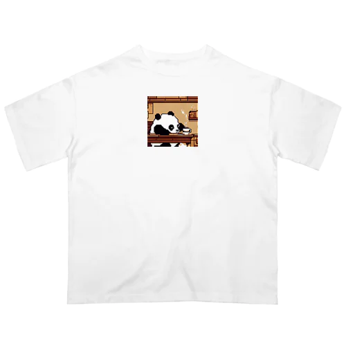 カフェでくつろいでいるパンダ オーバーサイズTシャツ