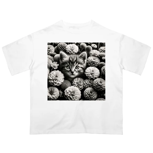 子猫が可憐な花の白黒写真 Oversized T-Shirt