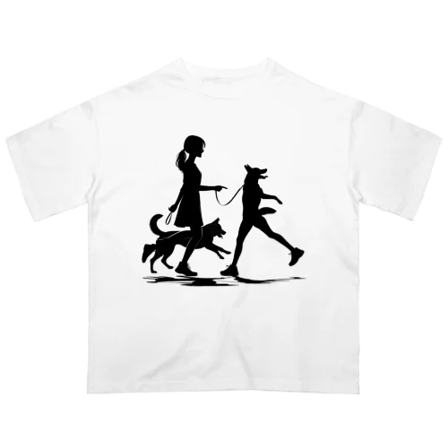 犬を散歩する女の子のシルエット オーバーサイズTシャツ