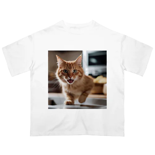 キッチンで飛び跳ねる猫 オーバーサイズTシャツ