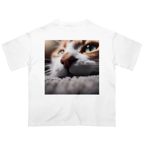 カーペットでごろんとする猫 オーバーサイズTシャツ