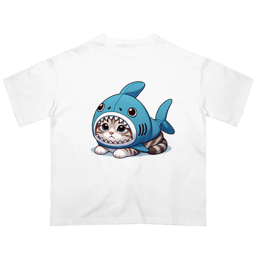 サメのフードを被った可愛らしい子猫 オーバーサイズTシャツ