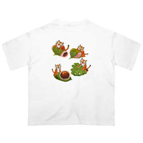 和菓子とトラちゃんたち（桜餅、柏餅、葛饅頭） Oversized T-Shirt