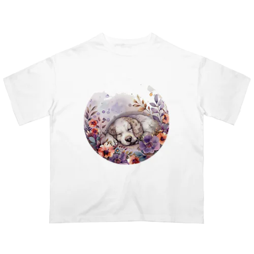 眠っている犬と優雅な花々 Oversized T-Shirt