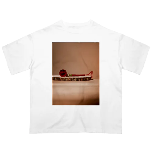 赤い鈴 Oversized T-Shirt
