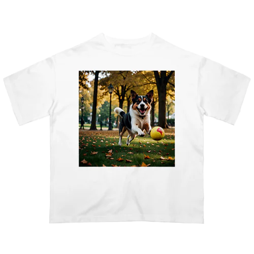 ボールと戯れる犬 Oversized T-Shirt