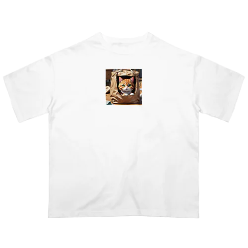 袋に入り込んで遊んでいる猫 Oversized T-Shirt