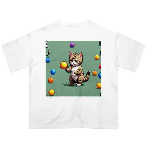 ボールで遊ぶ猫 オーバーサイズTシャツ