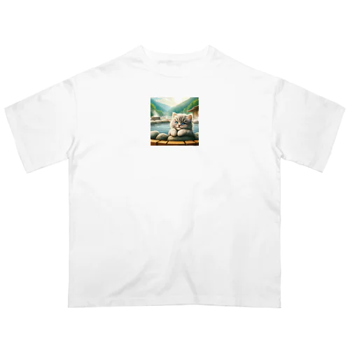 子猫の温泉旅行 Oversized T-Shirt