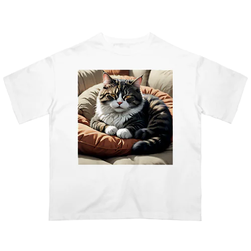 ソファのクッションの上で眠る猫 Oversized T-Shirt