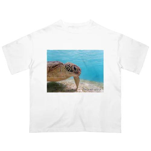 The ocean is blue. 海ガメと青い海 オーバーサイズTシャツ