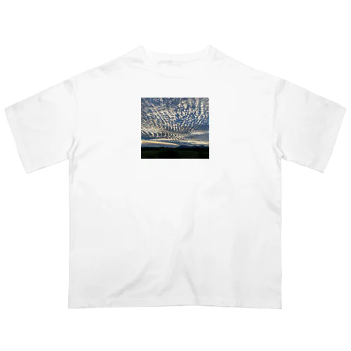 雲に占領された青空 Oversized T-Shirt