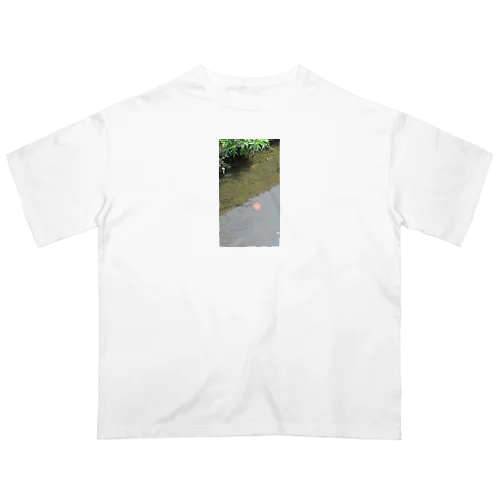 用水路に沈む桃 Oversized T-Shirt