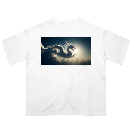 太陽へ向かう雲龍 Oversized T-Shirt