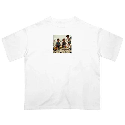 ビーチで砂遊びする子供たち Oversized T-Shirt