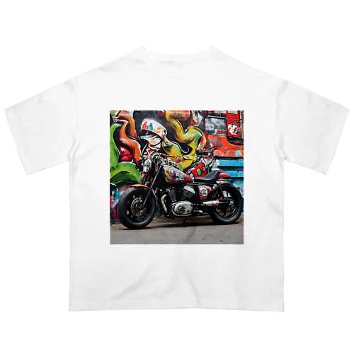 ストリートアートに映えるカスタムバイク オーバーサイズTシャツ