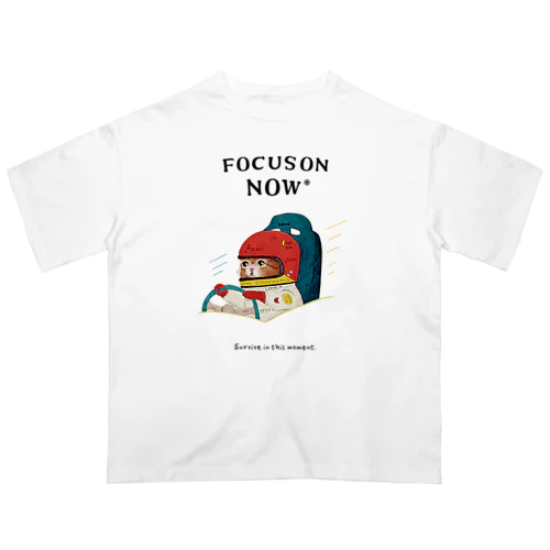 「FOCUS ON NOW_レーサーの猫」 オーバーサイズTシャツ