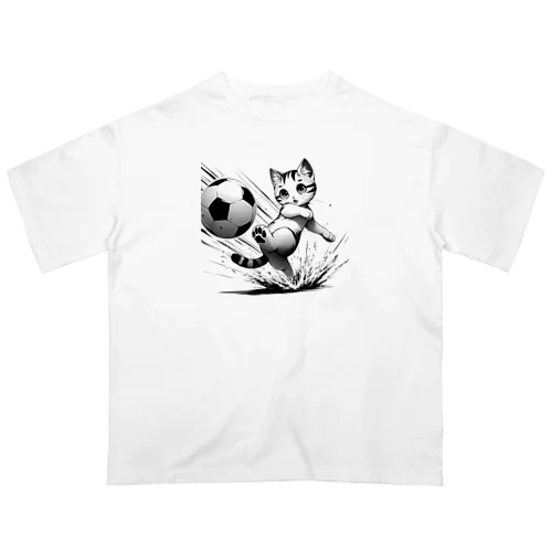 ボールを蹴る猫ちゃん Oversized T-Shirt