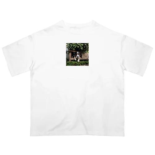 箱の中から覗く犬 dog looking in the box Oversized T-Shirt