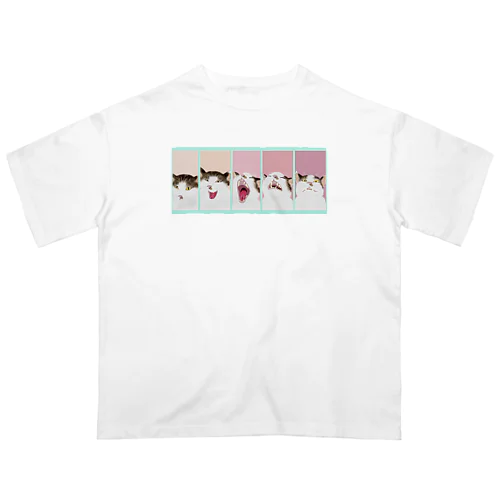 おおあくびねこちゃん Oversized T-Shirt