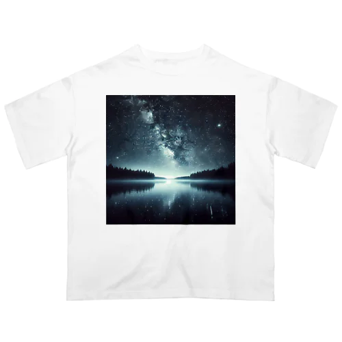 静かな湖に輝く星々が織りなす幻想的な光景 オーバーサイズTシャツ