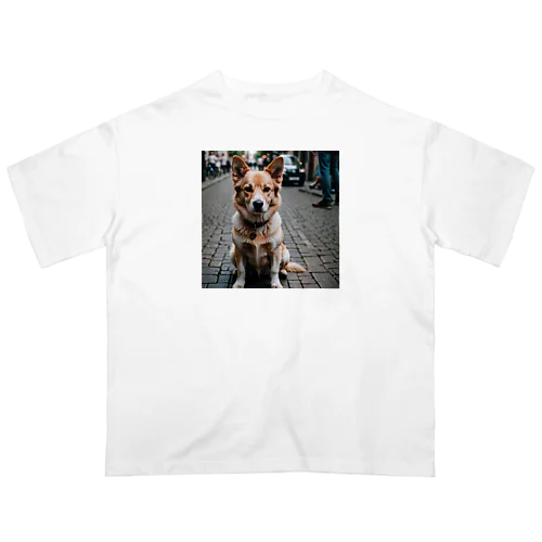 パワフルとは対照的な風貌を持つ可愛らしい犬がカメラ目線！ Oversized T-Shirt