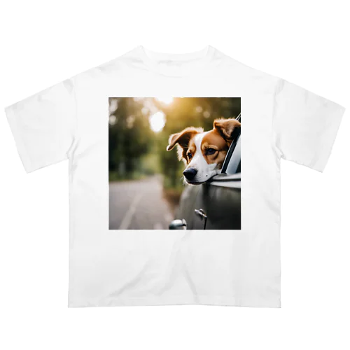 車に乗っている犬の顔 オーバーサイズTシャツ