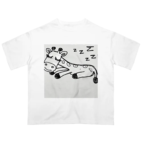 いびきをかいてぐっすり眠るキリンの姿 オーバーサイズTシャツ