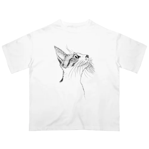 ほっそりキジトラ白猫ちゃん、上を見ている オーバーサイズTシャツ