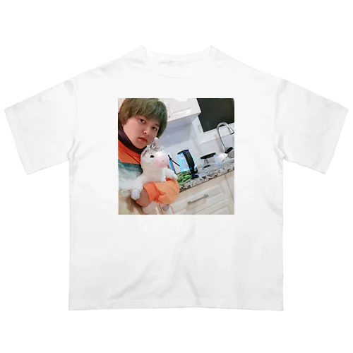冷たくなったユニコーンの湯たんぽとお湯を沸かしているケトルとの自撮り Oversized T-Shirt