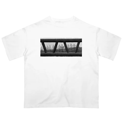 木枠の橋を渡りながら Oversized T-Shirt