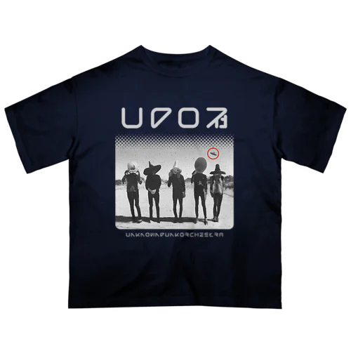 謎の5人、背後にUFO。 オーバーサイズTシャツ