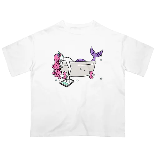 浴室でタブレットを使う人魚【ピンク】 Oversized T-Shirt