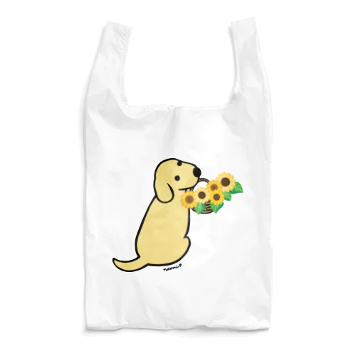 振り向くイエローラブラドールとひまわり Reusable Bag