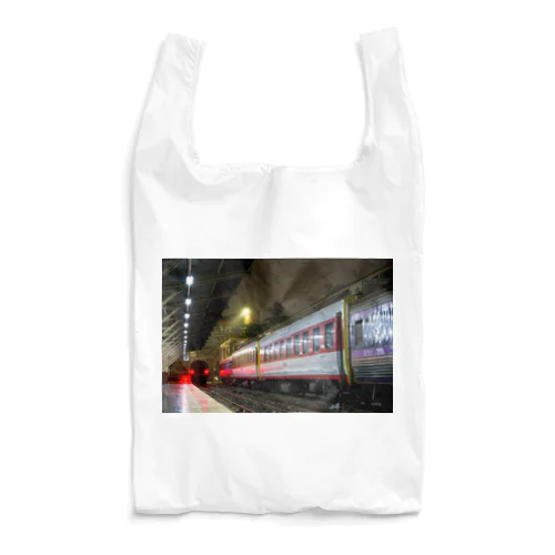 ブルートレインが旅情を誘う、タイ国鉄ファランポーン駅の夜 Reusable Bag