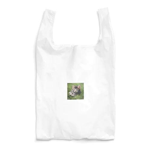 わくわくな気持ちで見つめる子猫 Reusable Bag