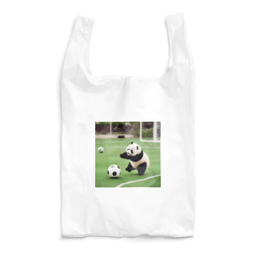 サッカーをするパンダ Reusable Bag