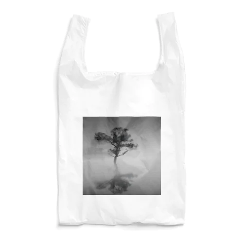 朝靄の湖畔に浮かぶ木 Reusable Bag